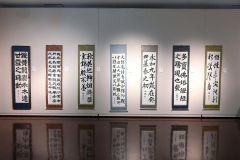 多彩な書作品が展示されている会場