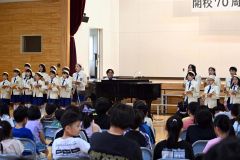 歌声とピアノでコラボするミマスさん（奥中央）と兵庫稲美少年少女合唱団団員