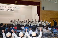 椿野さん（奥右）の指揮と音楽に合わせて振り付けもパフォーマンスした団員たち。