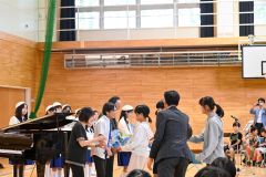出演者たちに花束とお礼を述べる児童代表