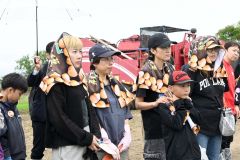 ジャガイモについて熱心に耳を傾ける、同イベントの参加者ら（２９日、芽室町祥栄西で。）