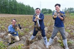 豊作を願い収穫式を行った（左から）大谷生産組合長、田崎社長、田岡宏崇芽室支所長（２９日、芽室町祥栄西で。）