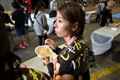 “できたてのポテトチップス”を試食する参加者ら（２９日、芽室町）