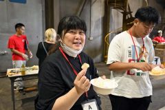 “できたてのポテトチップス”を試食する参加者ら（２９日、芽室町）