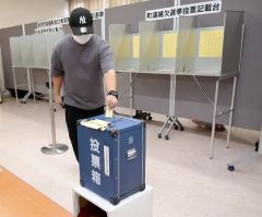 投票所を訪れて一票を投じる町民（３０日午前９時、第１投票所）