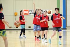 手話で指示をしながらパス練習に取り組む選手たち。表情は真剣そのものだ