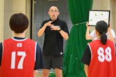 選手たちへ手話やボードを使って戦術理解を深める坂本さん