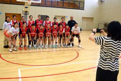 「ＪＡＰＡＮ」のビブスを着て集合写真を撮る選手たち