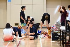 練習前にリラックスした様子でテーピングなどをする選手たち
