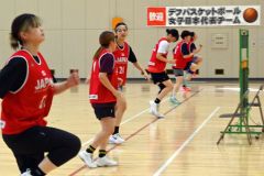 ウォーミングアップをする選手たち。後ろの壁には歓迎の張り紙が