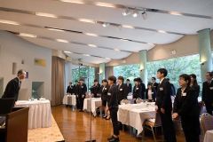 講師の吉野さん（左）を感謝する学生たち。中央は西川さん