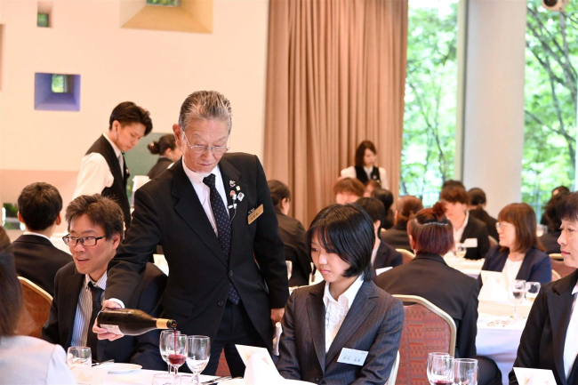 一流の西洋料理を味わいつつワインと礼儀作法を学ぶ　帯調理