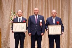 千葉会長（中央）から感謝状を受け取った笹井氏（左）と奥原氏