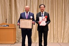 帯広市にスポットクーラー５台を寄贈し、米沢市長から感謝状を受け取った千葉会長（左）