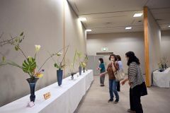 生け花を評価し合う会員たち