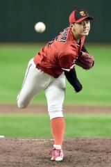 ＪＲ東日本戦で東芝の先発として力投する笹森公輔（白樺学園高出身）