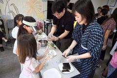 トルゴイト地域開発センターで子どもたちとおにぎりを作る教師たち