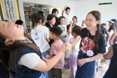トルゴイト地域開発センターでじゃんけんを楽しむ教師と子どもたち
