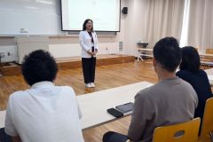 モンゴル日本病院について職員から説明を受ける教師たち