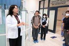 モンゴル日本病院について職員から説明を受ける教師たち