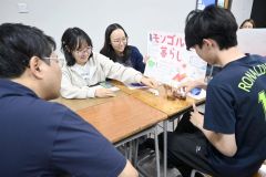 新モンゴル小中高一貫学校で生徒からモンゴルの暮らしや文化を教わる教師たち