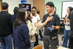 新モンゴル小中高一貫学校で生徒とゲームであいさつを交わす教師たち