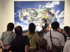 作品を解説するクスミさん