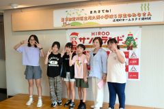 ホストファミリーと記念撮影する子どもたち