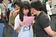ホストファミリーとの別れに涙ぐむ子どもたち