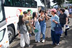 ホストファミリーに見送られ、広尾町を後にする子どもたち