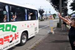 ホストファミリーに見送られ、広尾町を後にする子どもたち