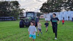 広々とした牧場を駆け巡る子どもたち（広尾町役場提供）