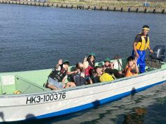 音調津漁港で船に乗る子どもたち（広尾町役場提供）