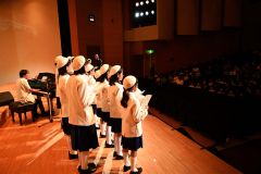 駒場小１２０周年を記念したコンサートで澄み渡る歌声を披露する兵庫稲美合唱団のメンバーら