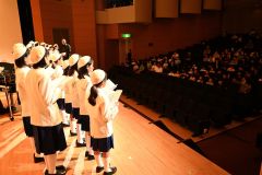 駒場小１２０周年を記念したコンサートで澄み渡る歌声を披露する兵庫稲美合唱団のメンバーら