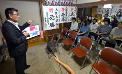 当選を決めて選対事務所に集まった支援者にあいさつする佐々木氏（３０日午後１０時２５分ごろ、須貝拓也撮影）