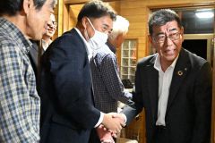 当選が決まり選対事務所に入場する佐々木氏（３０日午後９時４５分ごろ、須貝拓也撮影）