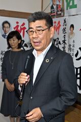 集まった支援者の前で当選の喜びを語る佐々木氏（３０日午後１０時ごろ、須貝拓也撮影）