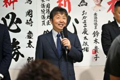 敗戦の弁を述べる岡崎氏（３０日午後１０時１５分ごろ）