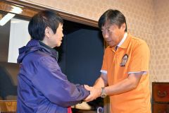 支援者と握手する編田氏（３０日午後１０時ごろ、塩原真撮影）