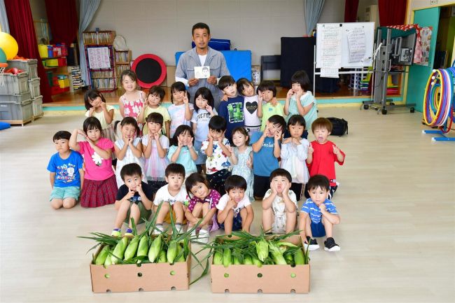 こども園にスイートコーンをプレゼント　清水の梶山さん