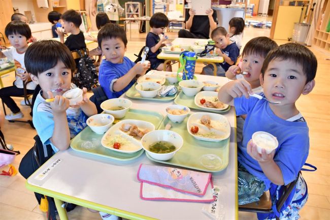 保育園、学校の給食に「冷たい」プレゼント　鹿追商工会青年部がアイスクリームを寄贈