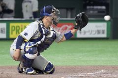 日本生命戦で捕手としてプレーする西濃運輸のルーキー業天汰成（白樺学園高出身、大賀章好撮影）