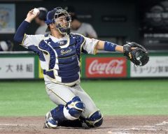 日本生命戦で捕手としてプレーする西濃運輸のルーキー業天汰成（白樺学園高出身、大賀章好撮影）