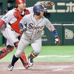 日本生命戦でプレーする西濃運輸のルーキー業天汰成（白樺学園高出身、大賀章好撮影）