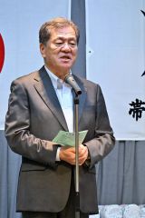 あいさつする細川会長