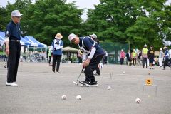 方向を定め、ボールを打撃する選手たち
