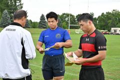 抽選結果を見る（右から）合同チームの井崎碧衣主将と帯工の河瀬泰将主将