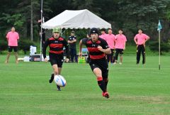 【決勝・帯工―帯柏葉・帯三条・帯緑陽・士幌合同チーム】こぼれ球を追いかける合同チームの井崎碧衣主将（右）