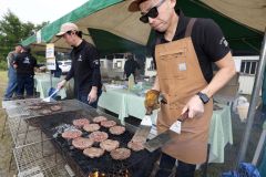 おいしそうなハンバーグを焼き上げる飲食の出店（３１日午前１０時２０分ごろ、助川かおる通信員撮影）